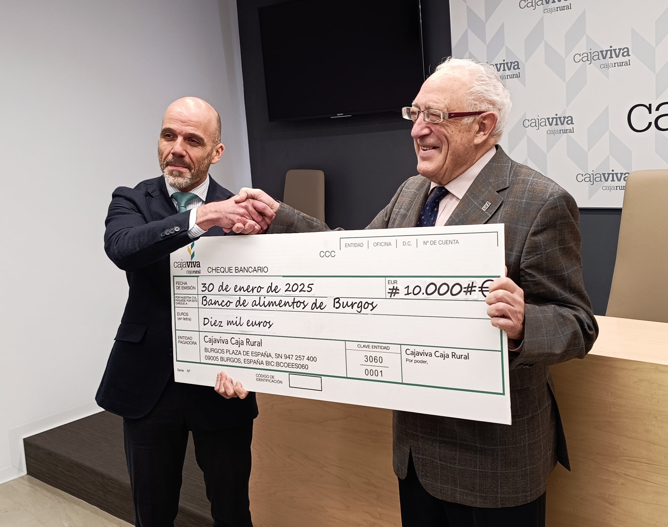 Javier Casado, de Caja Viva (izda) y Miguel Ángel Santaolalla, del Banco de Alimentos, con el cheque de la cooperativa de  crédito para la entidad benéfica