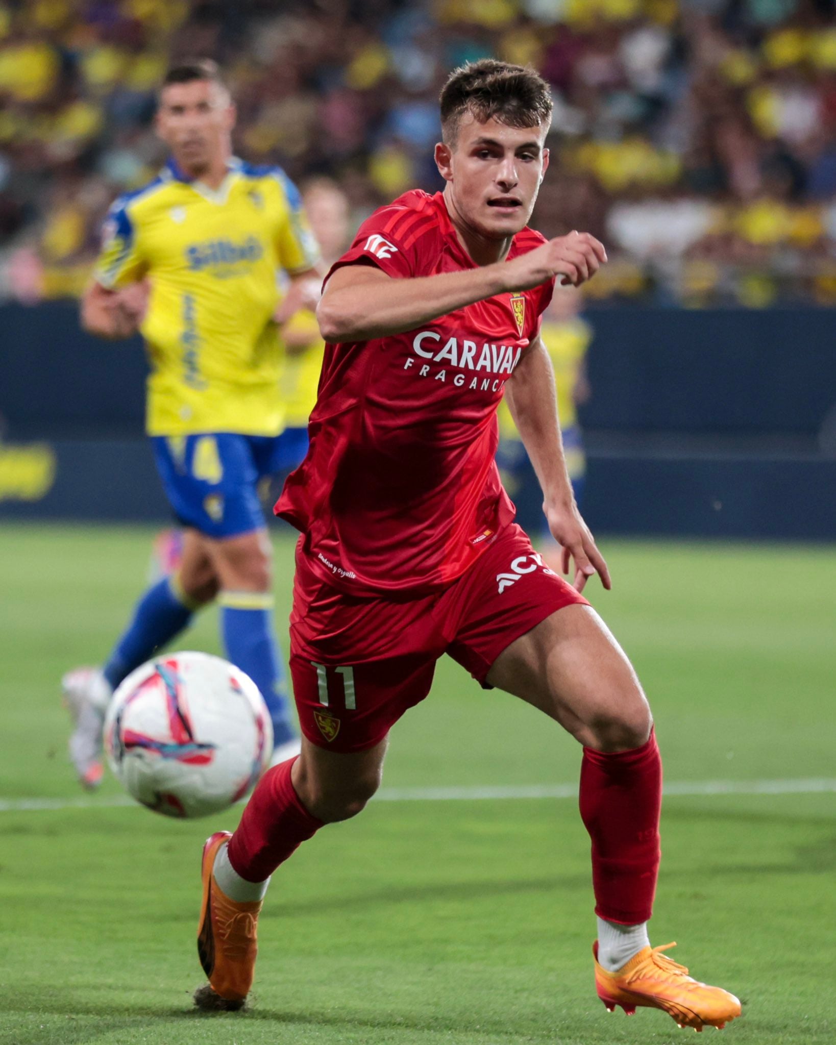 Samed Bazdar, en una acción del partido ante el Cádiz