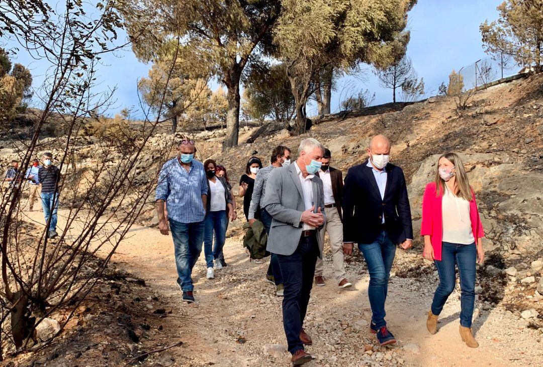 Visita de Toni Gaspar a la zona del incendio en Oliva 