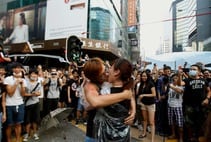 El joven Yau fundiendose en un beso con su prometida novia Crystal