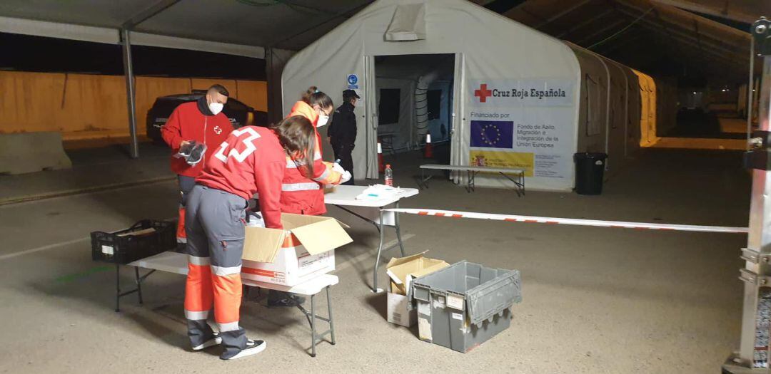 Asistencia a los inmigrantes en el Puerto de Alicante