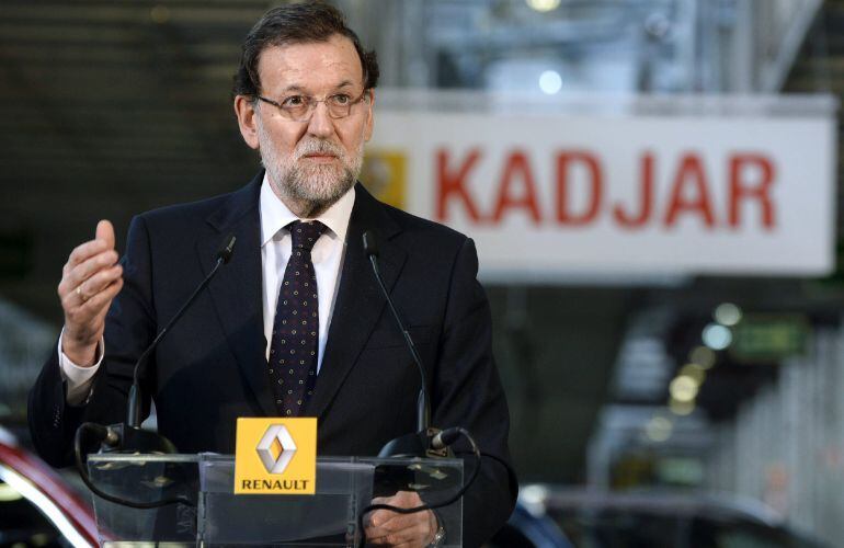 El presidente del Gobierno, Mariano Rajoy, durante la visita que ha realizado esta tarde a la fábrica de Villamuriel.