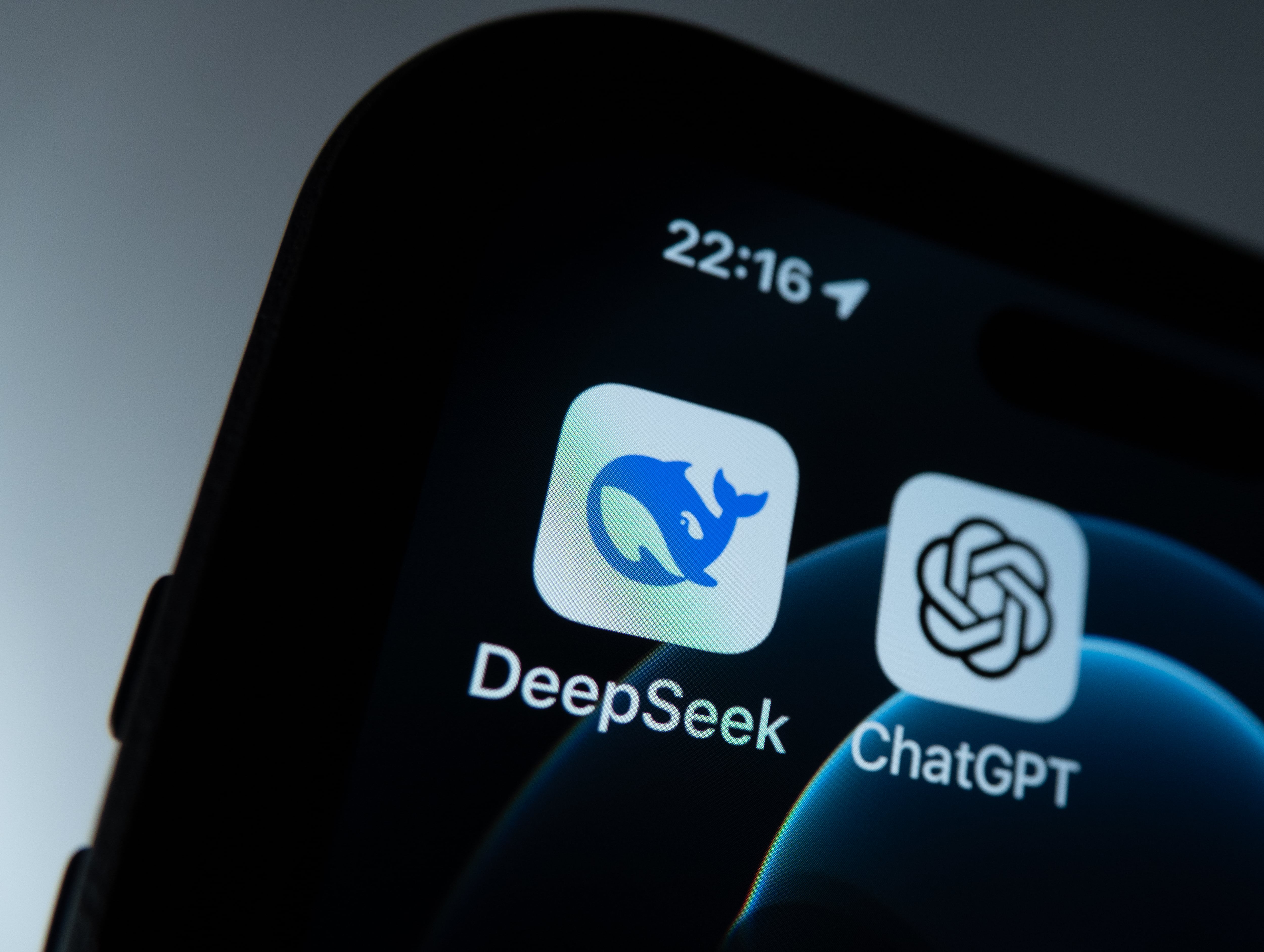 El logo de Deepseek junto al de Chat GPT.