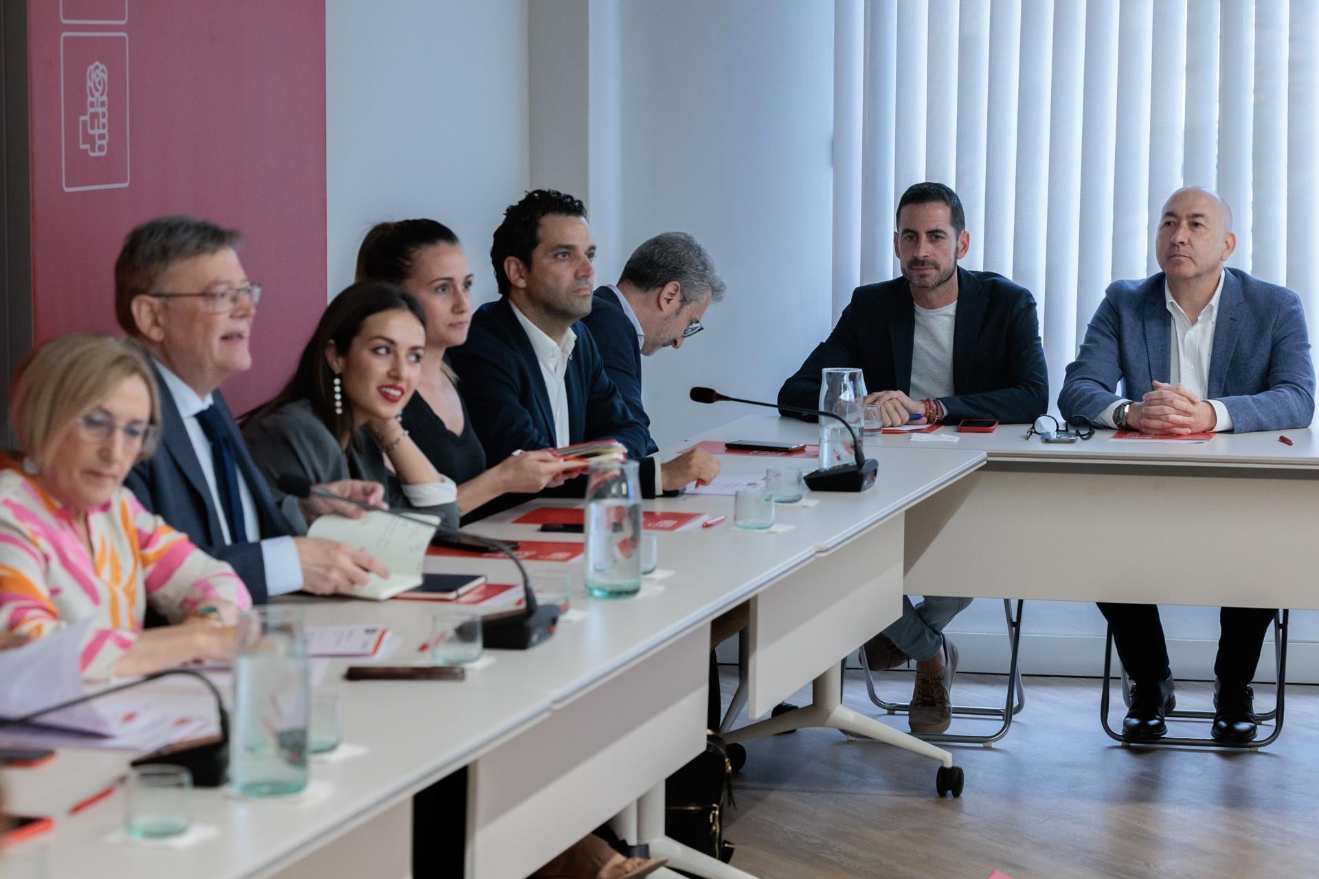 El secretario general del PSPV-PSOE en la provincia de Alicante, Alejandro Soler (1º d) y el president de la Generalitat en funciones, Ximo Puig (2º i), durante el Comité del PSPV-PSOE