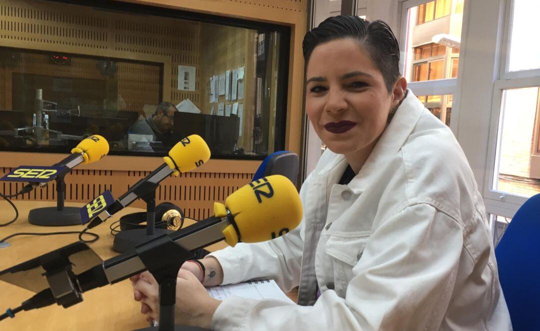 La fotógrafa Ángela Ortiz en los estudios de Radio Murcia