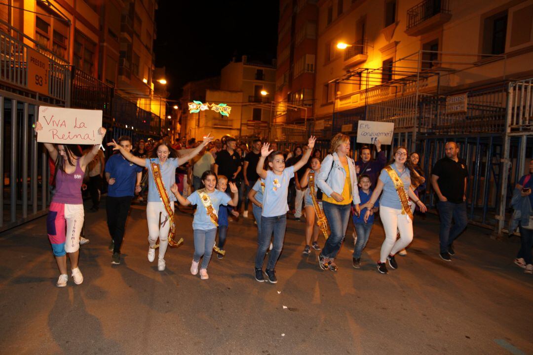 El tradicional Correfocs inunda el centro de Onda con remolinos de chispas, fuego y colores