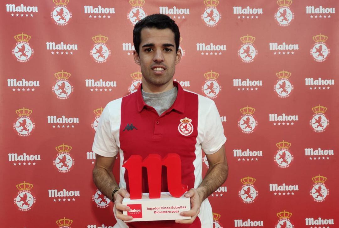 Solís, con el trofeo de mejor jugador de la Cultural el último mes