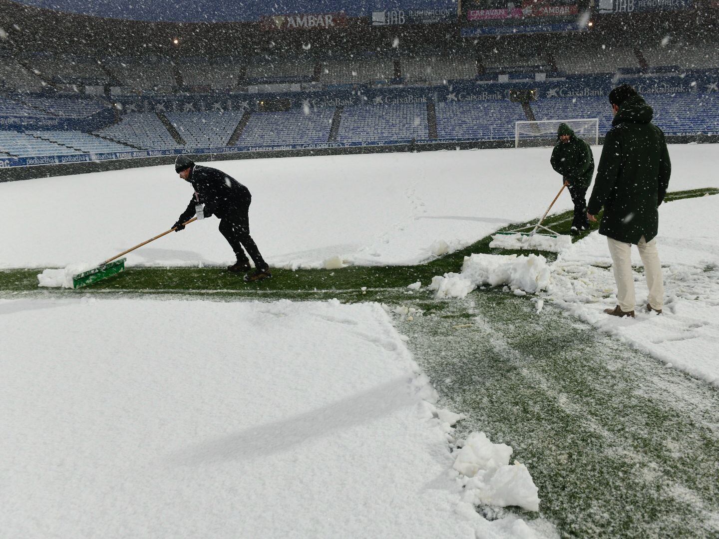 Los operarios intentan retirar las grandes cantidades de nieve de La Romareda