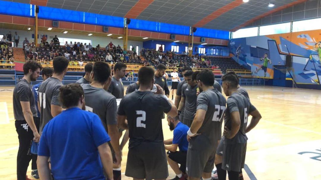 Los jugadores y cuerpo técnico ribereños durante el partido de ida en el Ángel Nieto de Zamora el pasado sábado.