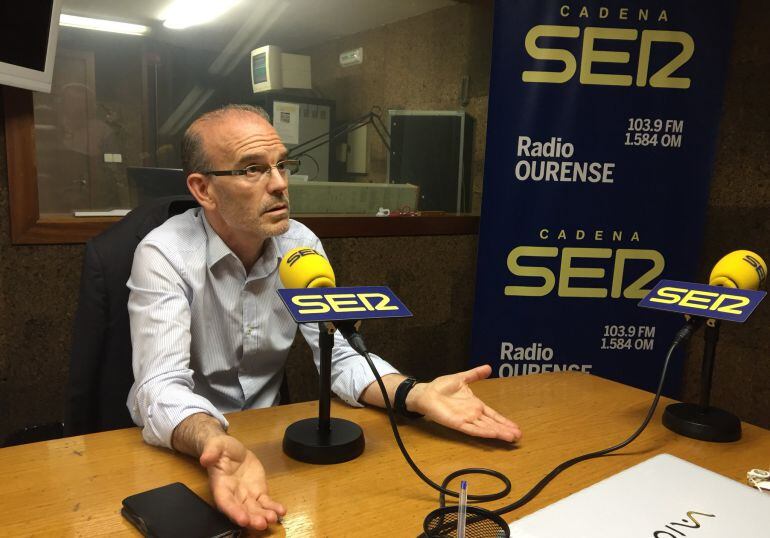 Vazquez Barquero en los estudios de Radio Ourense