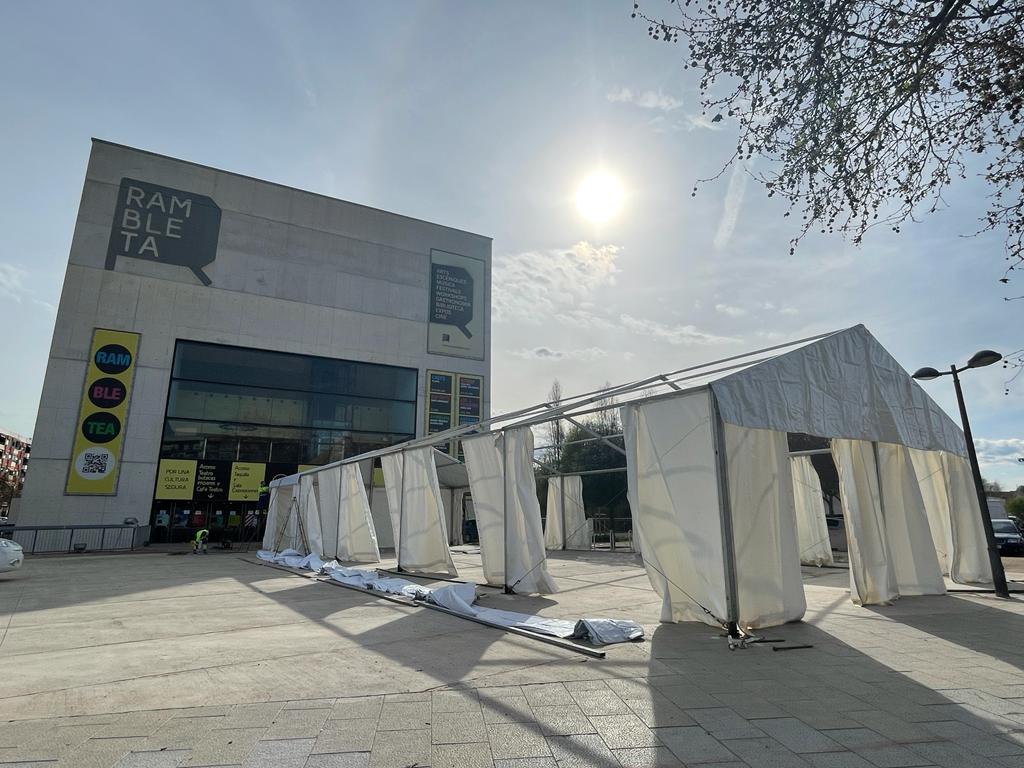 Imagen de archivo del montaje de una carpa fallera junto a La Rambleta durante las Fallas de 2022