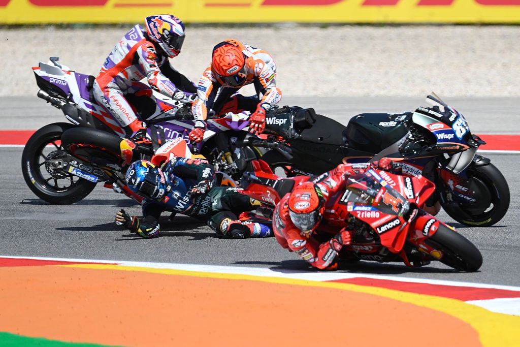 Marc Márquez y Miguel Oliveira chocan durante el GP de Portugal