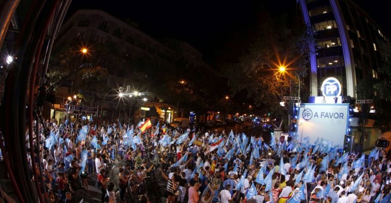 Simpatizantes del Partido Popular junto a la sede del partido en la madrileña calle Génova