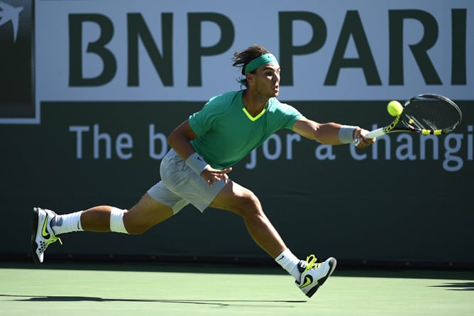 El español devuelve una pelota a Del Potro en la final de Indian Wells.