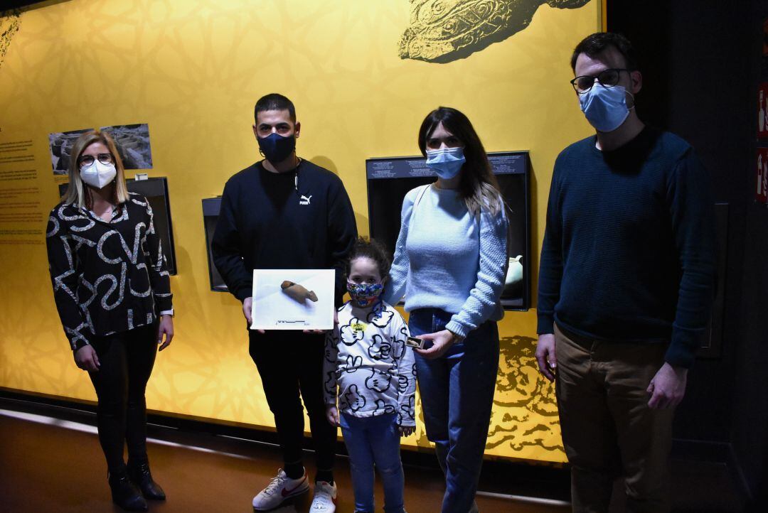 Donación del silbato al Museo Dámaso Navarro de Petrer 