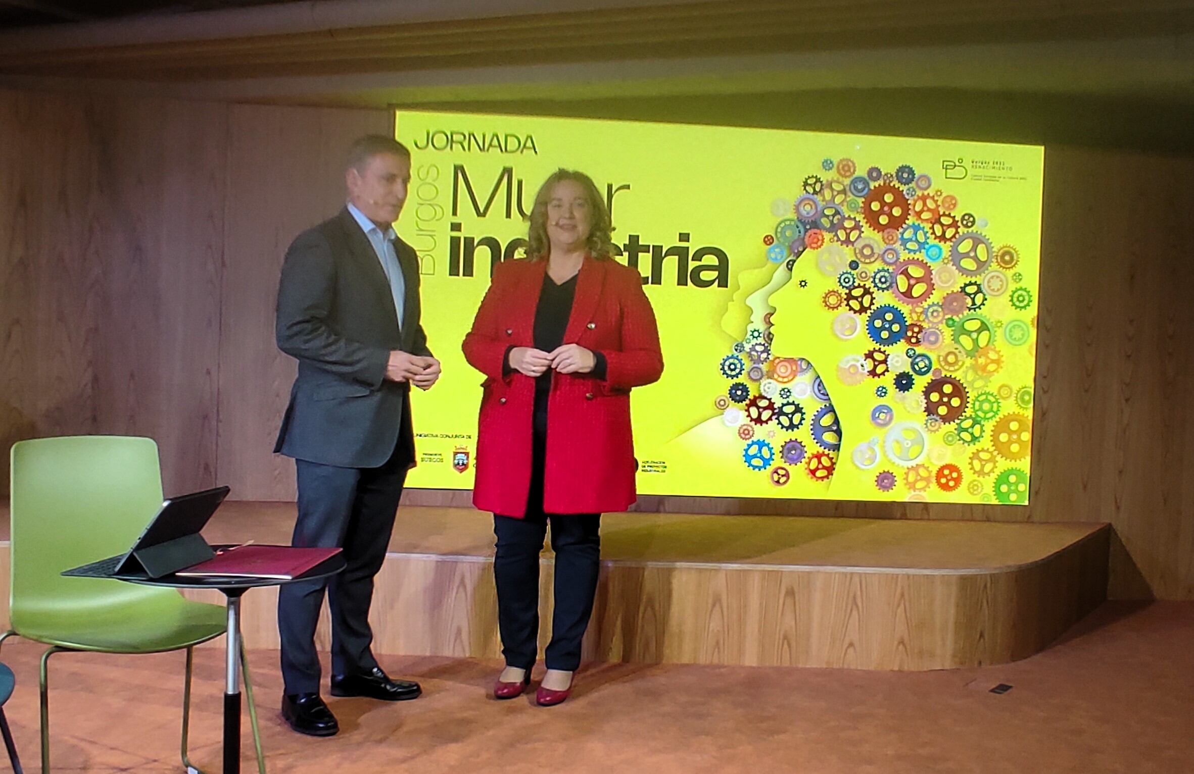 Rafael Barbero, director general de la Fundación Caja de Burgos; junto a Cristina Ayala, alcaldesa de Burgos. / Foto: Radio Castilla