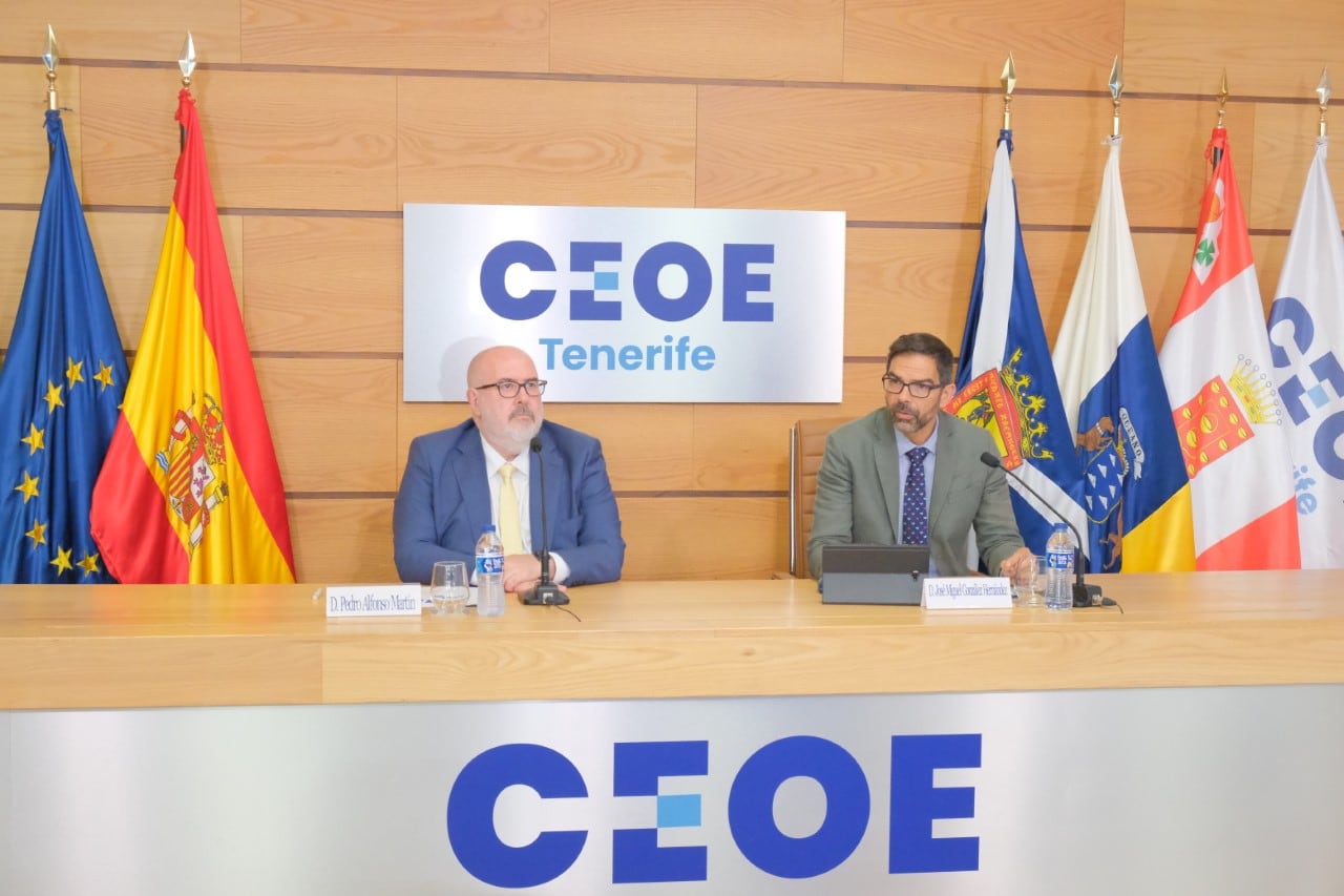 Pedro Alfonso, presidente de la CEOE de Tenerife, durante la celebración de una rueda de prensa