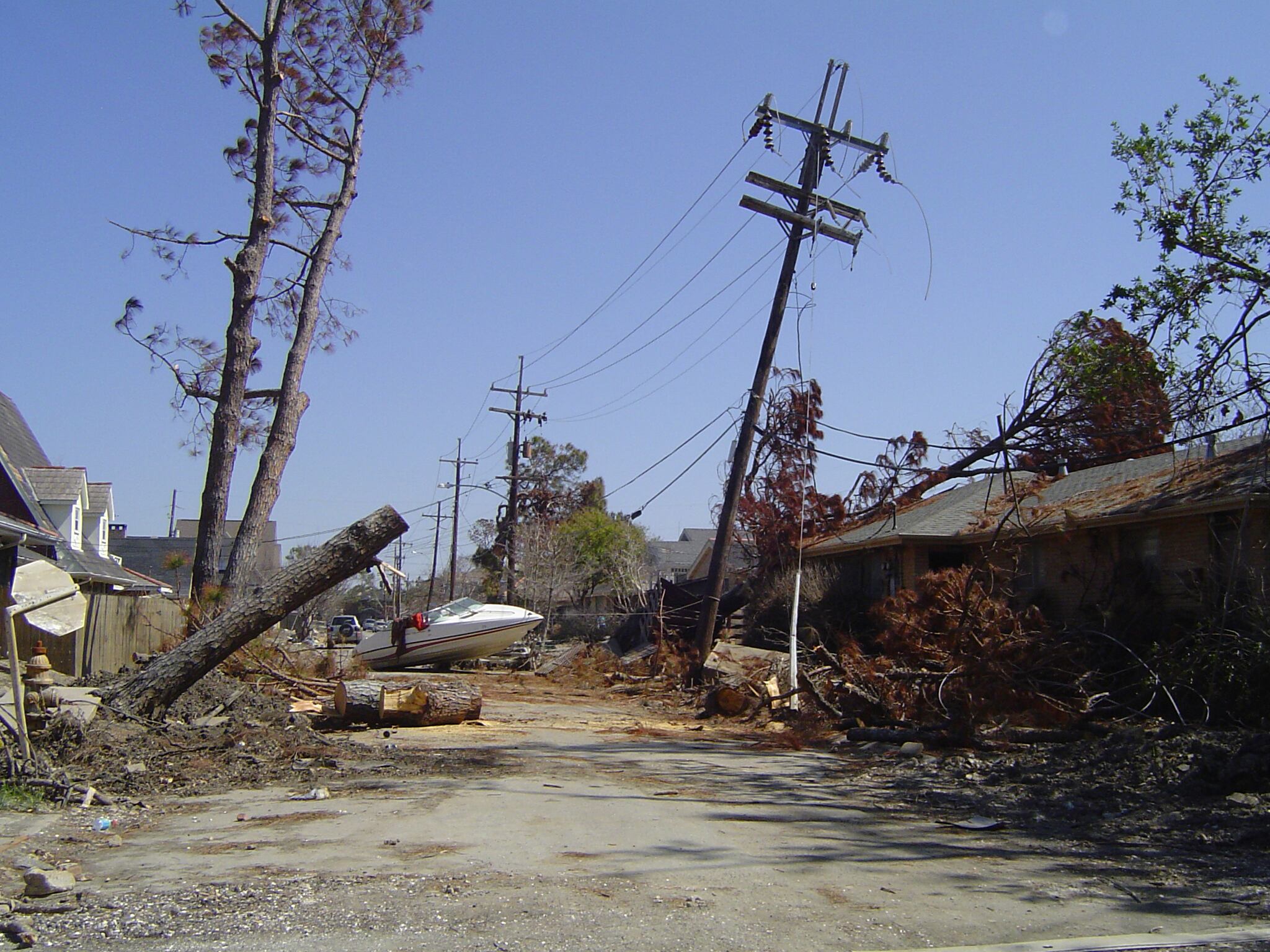 Un barco es arrastrado por el huracán Katrina y las inundaciones hasta una calle del este de Nueva Orleans.