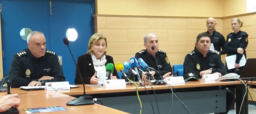 La Jefatura Superior de Policía de Asturias presenta del Plan Comercio Seguro de estas Navidades. Desde la izquierda: Fidel Castañeda, Jefe la la Brigada Provincial de Seguridad Ciudadana; Delia Losa, Delegada del Gobierno; Anselmo de la Riva, Jefe Region