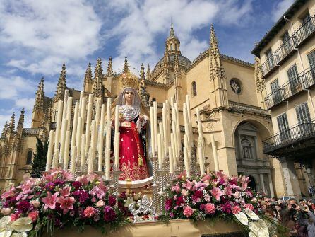 La imagen de la Virgen del Rocio a su llegada a la plaza Mayor