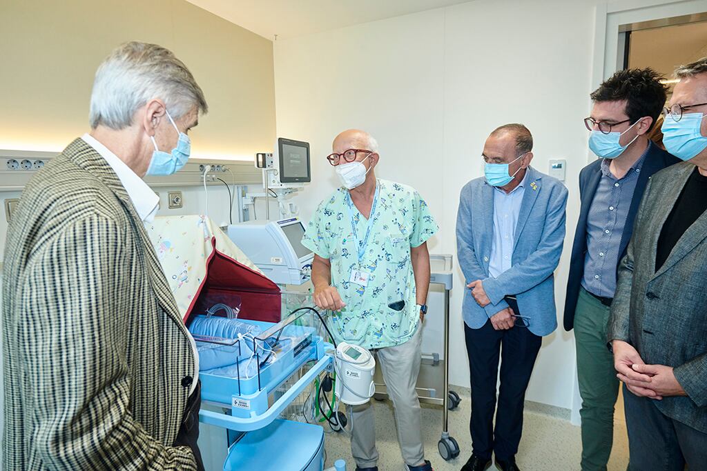 El conseller Argimon, d'esquena, observant una de les incubadores de la renovada unitat neonatal de l'Arnau. Foto: Salut Lleida.