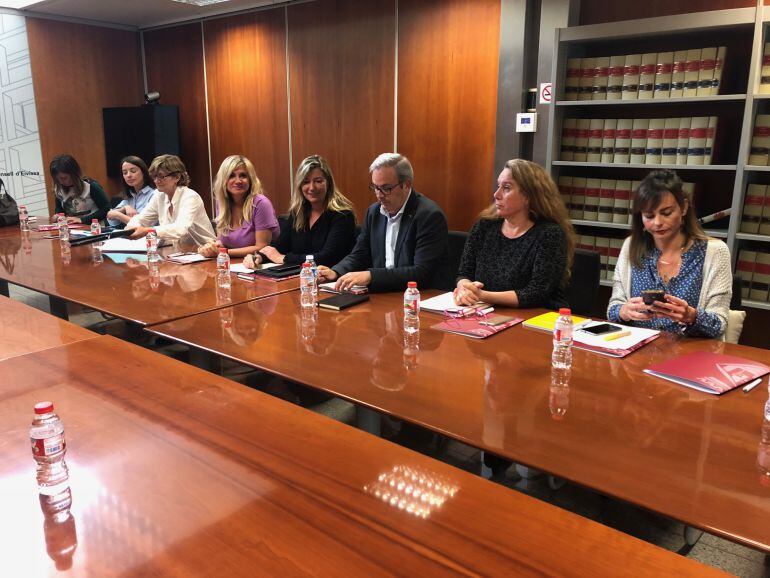 La consellera de salud durante su reunión con los representantes del Consell