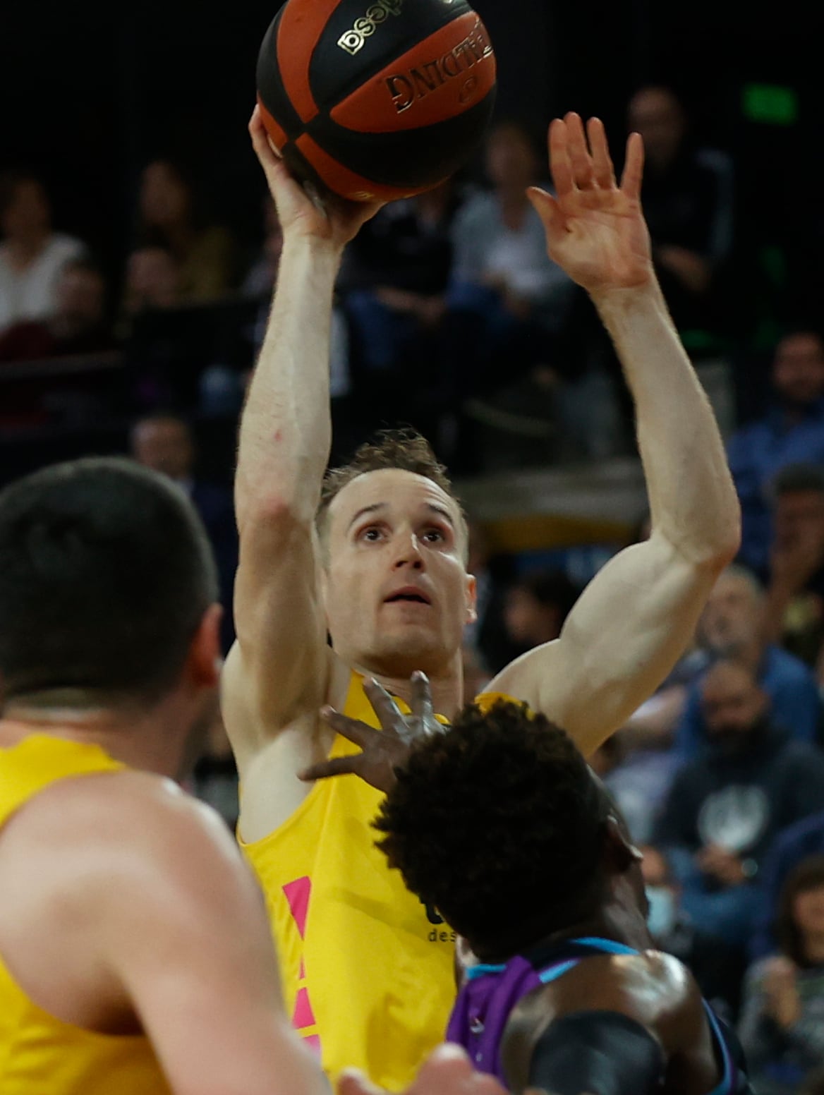 BILBAO, 27/04/2022.- El base del Lenovo Tenerife Marcelinho Huertas, durante el partido de la Liga ACB de baloncesto ante el Bilbao Basket disputado este miércoles en el Bilbao Arena. EFE/Miguel Toña