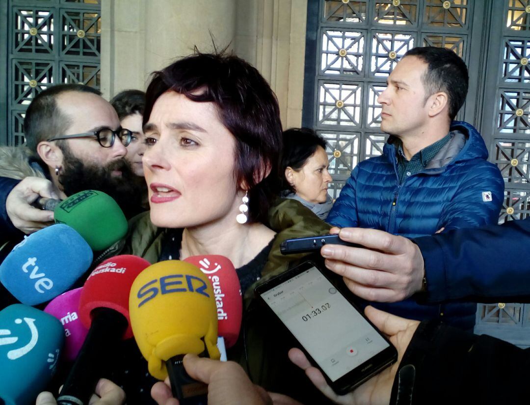 La secretaria general de LAB, Garbiñe Aranburu, atiende a los medios a la salida de su encuentro con la presidenta de Navarra, María Chivite. Detrás, en segundo plano, el secretario general de ELA, Mitxel Lakuntza.