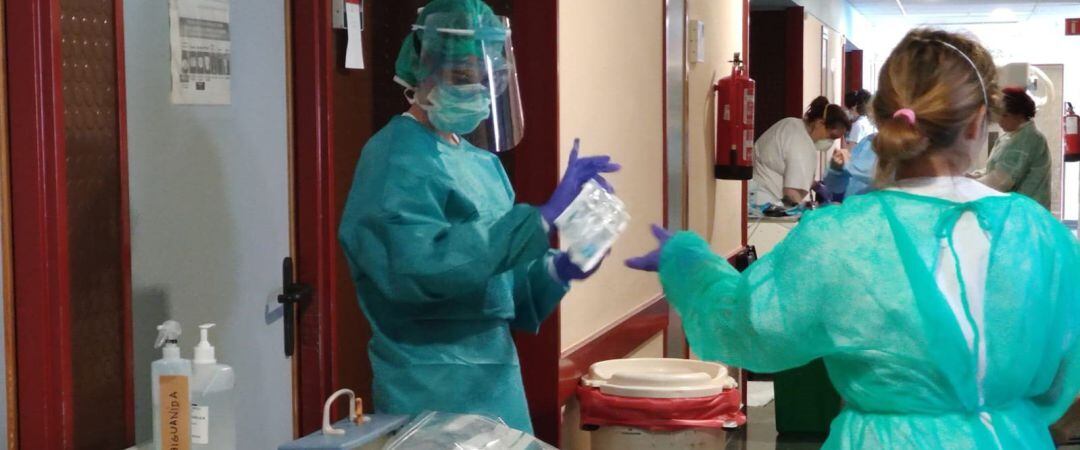 Atención en una planta Covid de un hospital.