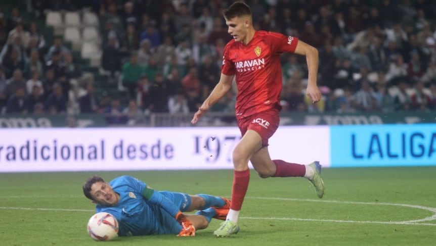 Bazdar tuvo este mano a mano con Carlos Marín y estrelló un balón en el larguero