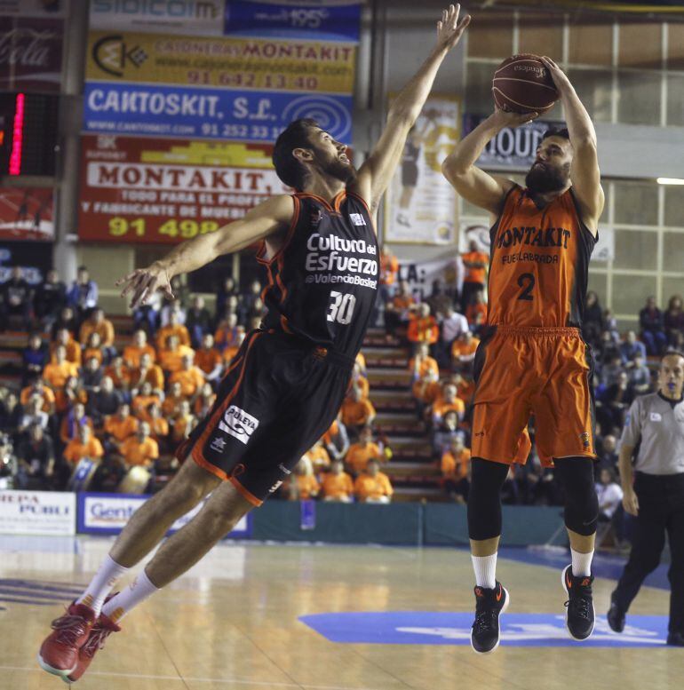 El escolta croata del Montakit Fuenlabrada Marko Popovic (d) tira a canasta ante el escolta del Valencia Basket Joan Sastres (i), durante el partido de la séptima jornada de la Liga ACB que se juega hoy en el pabellón Fernando Martín, en Fuenlabrada (Madr