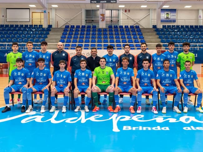 Imagen de familia de la plantilla del Viña Albali Valdepeñas B de la temporada 2022-2023