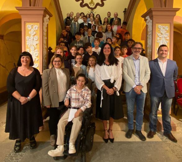 La alcaldesa y los concejales con los niños y las niñas que participaron en el pleno