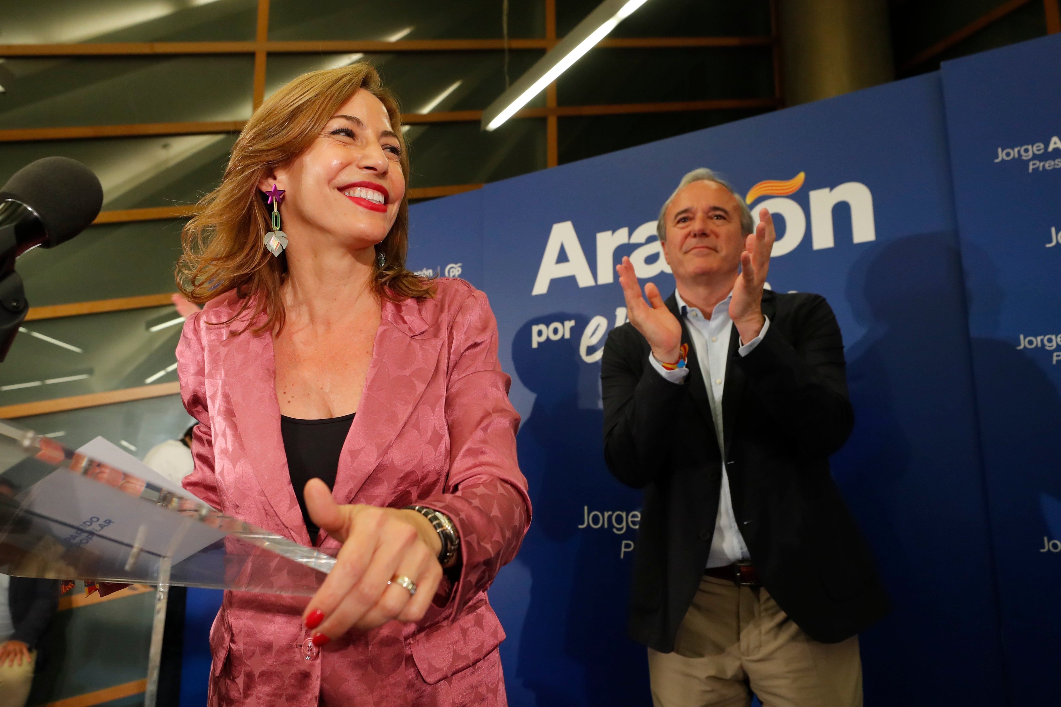 ZARAGOZA, 28/05/2023.- La candidata del Partido Popular a la alcaldía de Zaragoza, Natalia Chueca, y el candidato a la presidencia de las Cortes de Aragón, Jorge Azcón (d), celebran los resultados electorales de este domingo en la sede del partido en Zaragoza. EFE/Javier Cebollada
