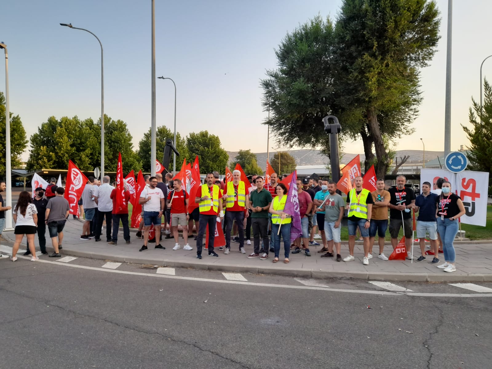 Imagen de los representantes sindicales durante la primera jornada de huelga en Repsol Puertollano (Ciudad Real)