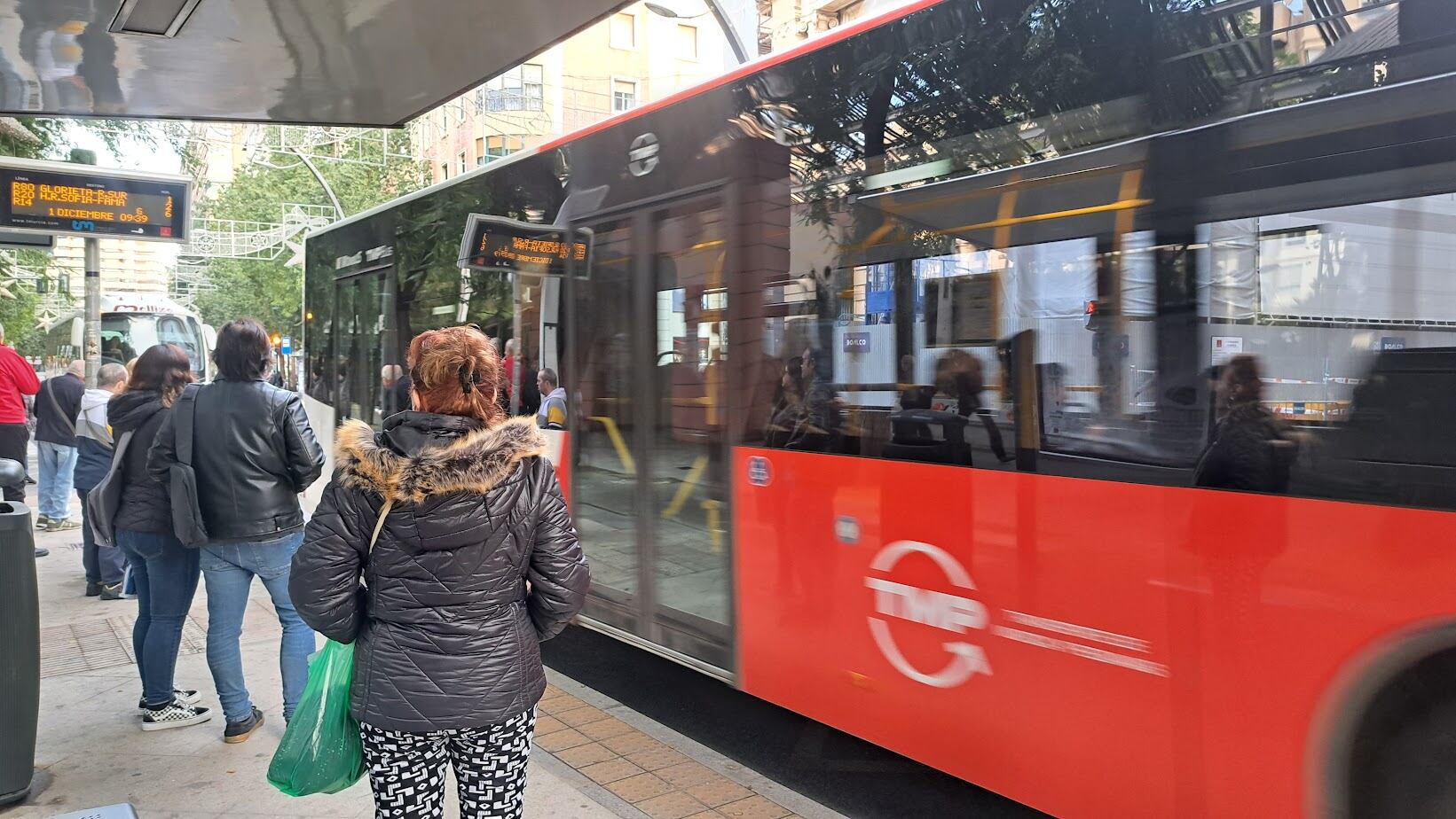 Autobús en una parada de Gran Vía