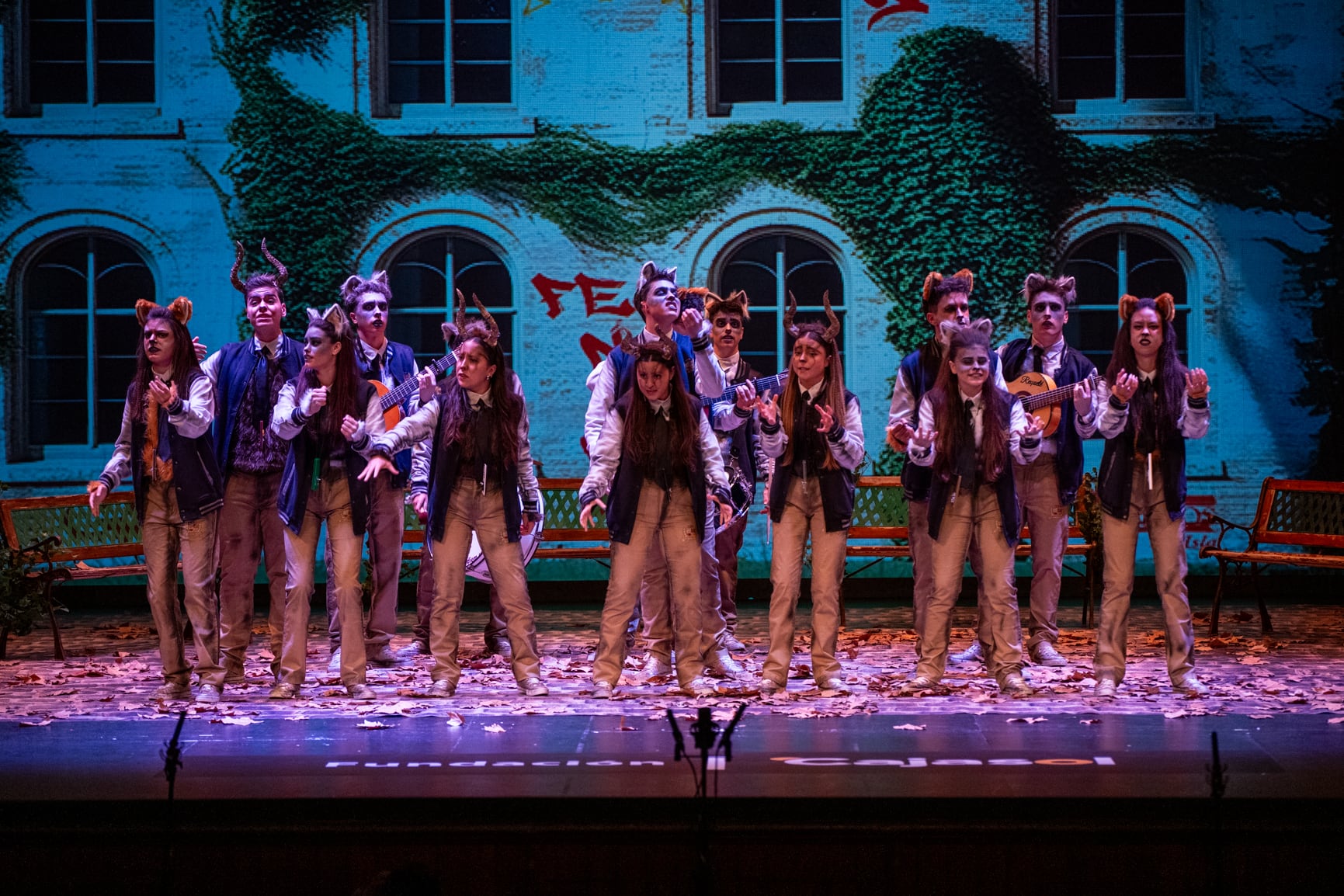 La comparsa juvenil La selva en el Teatro Falla