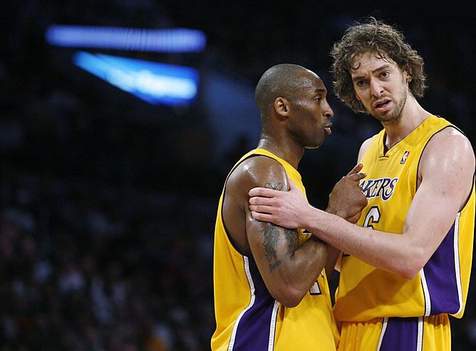 Kobe Bryant da indicaciones a Pau Gasol