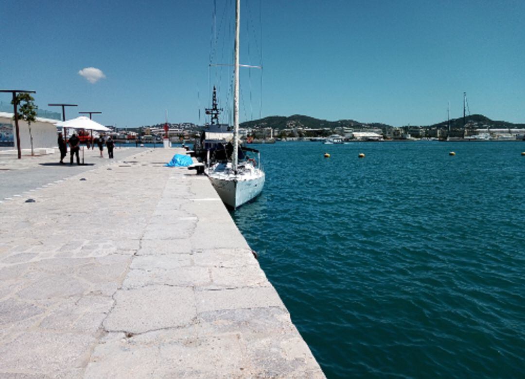 Imagen del velero interceptado en el puerto de Ibiza