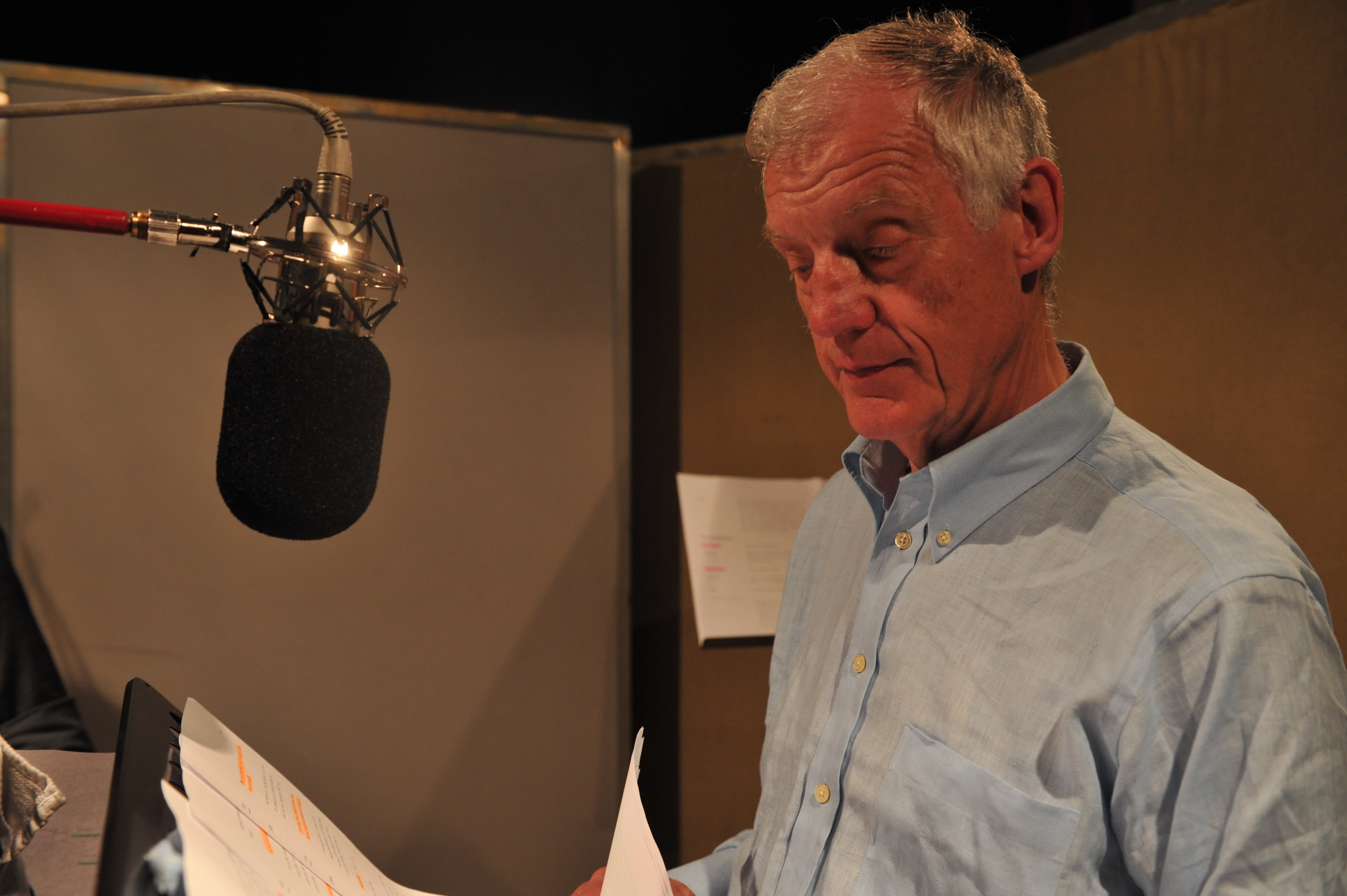 Richard Franklin, en los estudios de la BBC durante la grabación del audiolibro Doctor Who (Photo by Kevin Nixon/SFX magazine via Getty Images)