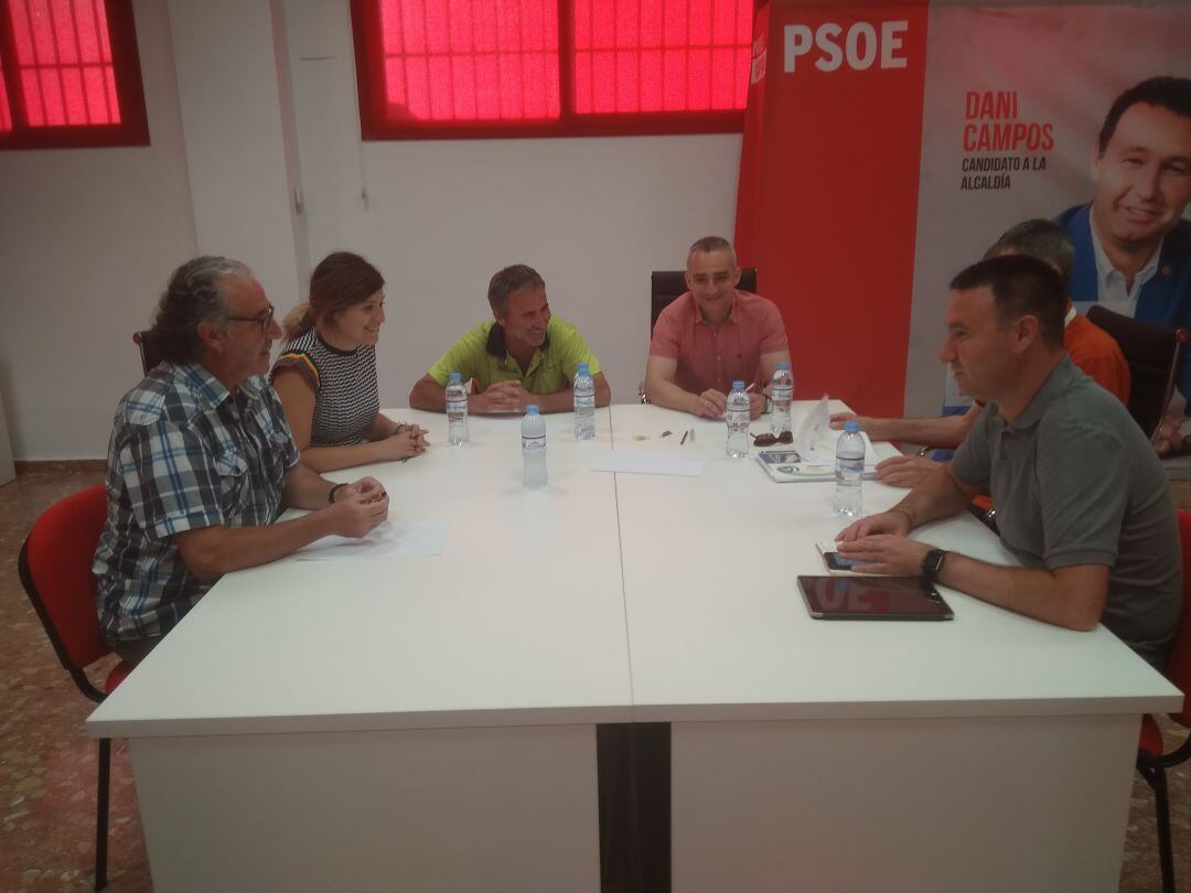 Reunión de miembros del comité de empresa de ADIF-Jaén con representantes del PSOE de Linares.