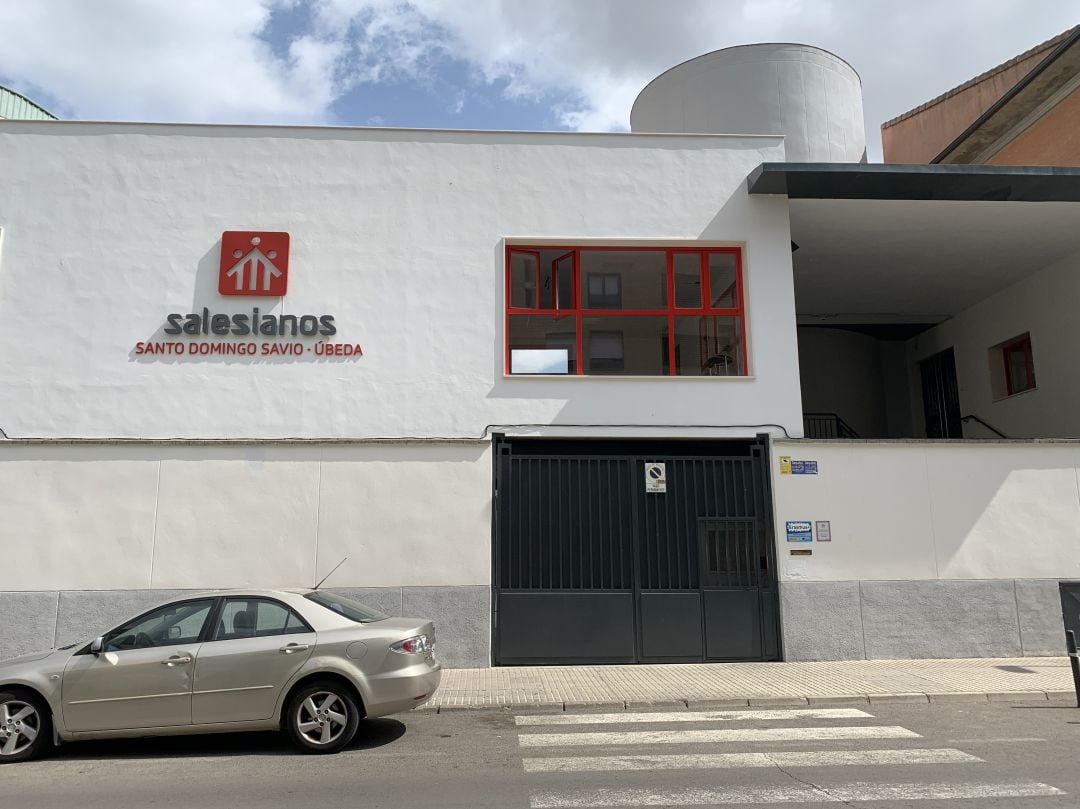 Puerta de acceso al patio de Infantil del colegio Santo Domingo Savio de Úbeda