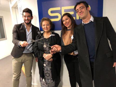 Julita con los tenedores con los que pincha a su marido para comprobar que sigue vivo