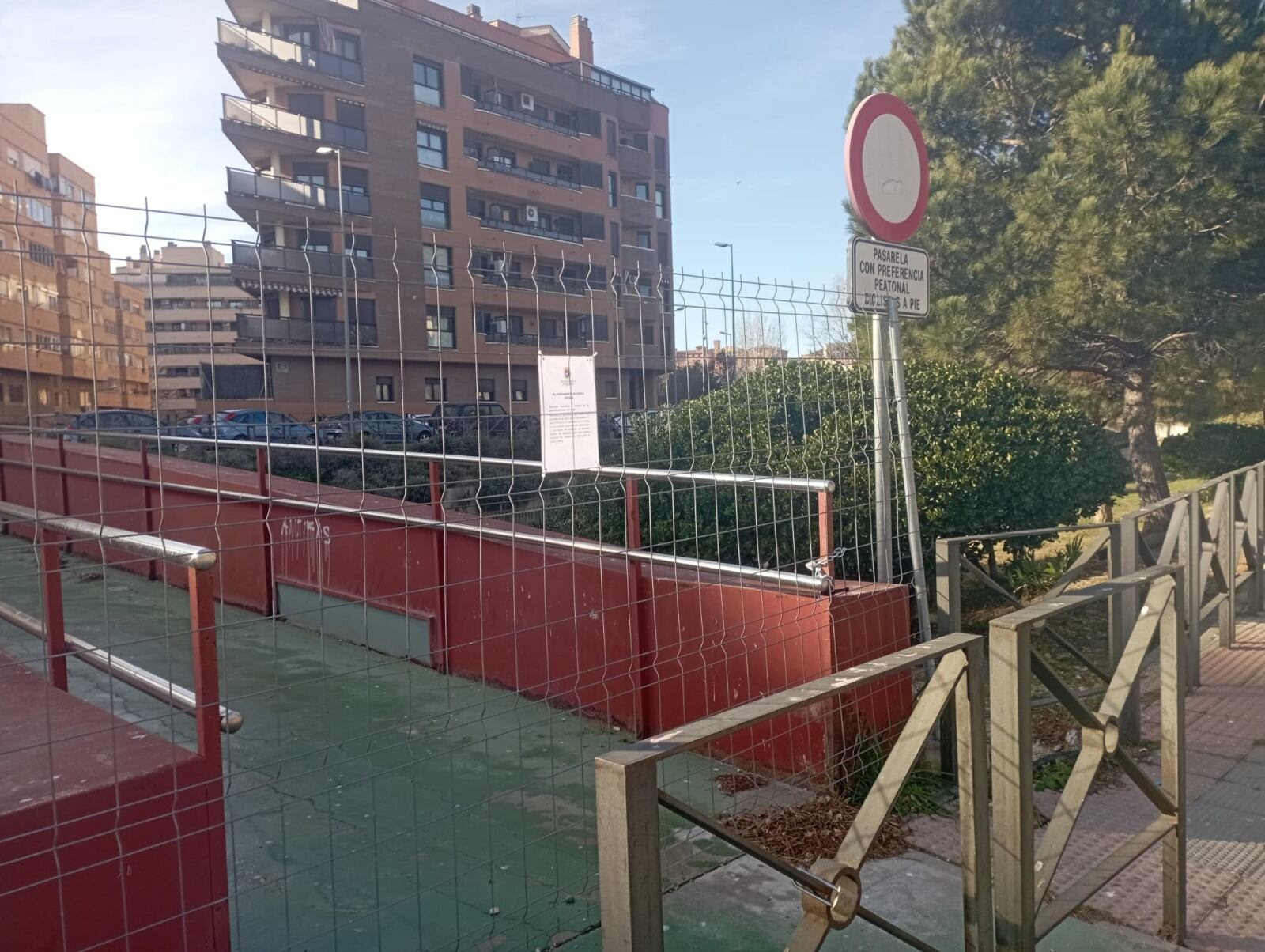 Pasarela sobre el Isuela o "puente rojo"