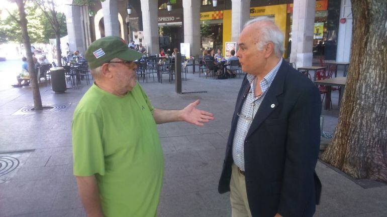 A la izquierda, Javier Rodríguez, vicepresidente de la Federación de Barrios; a la derecha, José Luis Rivas, presidente de la Unión Vecinal Cesaraugusta