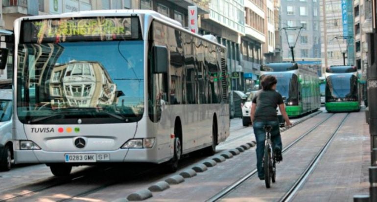 Un ciclista circula por las vias del tranvía en General Álava