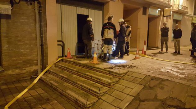 Bomberos achicando agua en Tarazona esta pasada madrugada