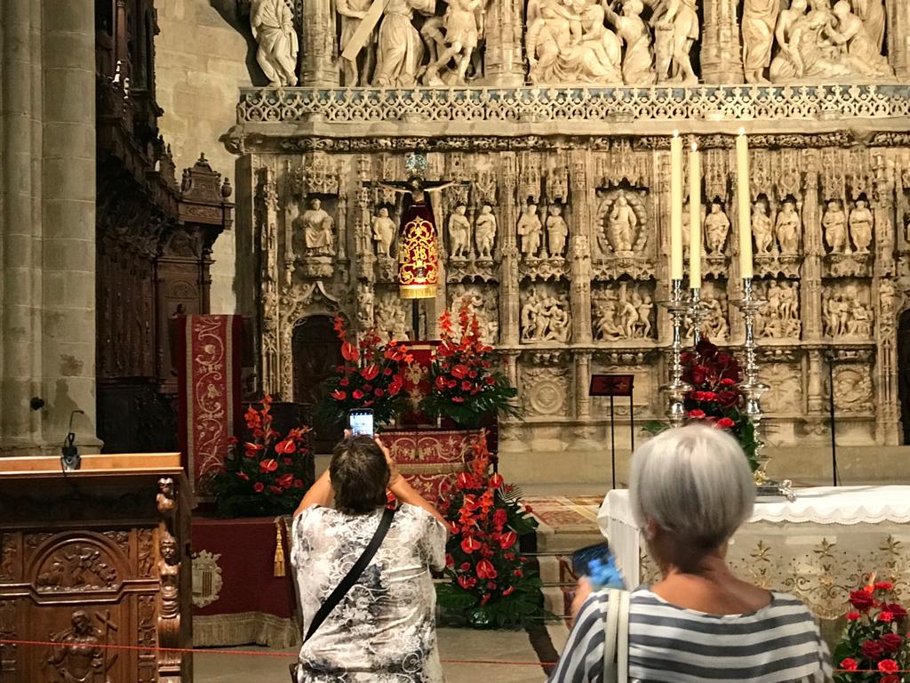 Los oscenses fotografían la venerada imagen del Santo Cristo de los Milagros