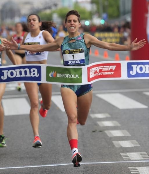 Marta Pérez cruza la meta del Nacional de la Milla Urbana en mayo.