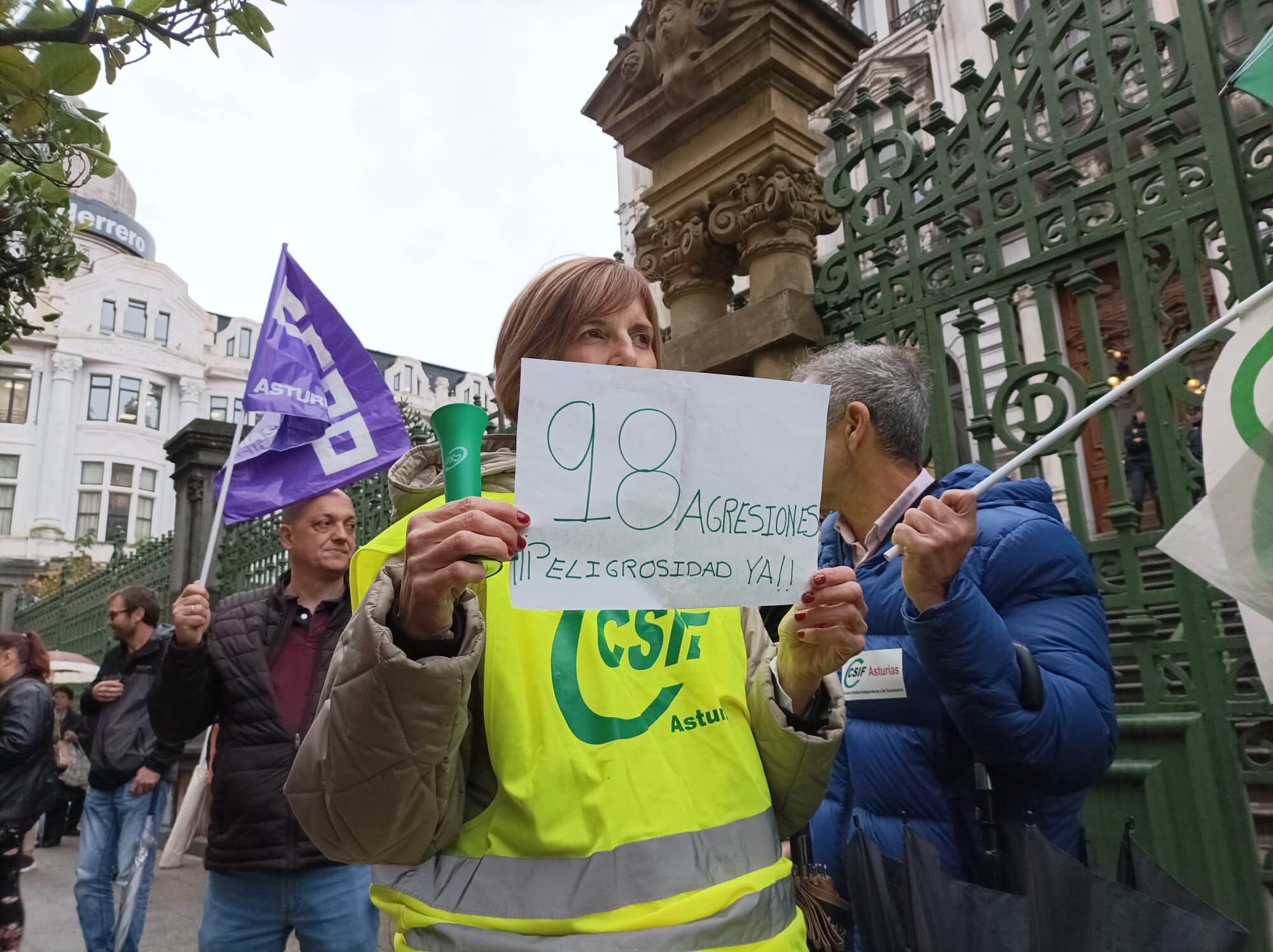 Momento de la protesta de los trabajadores de las residencias, ante la Junta General